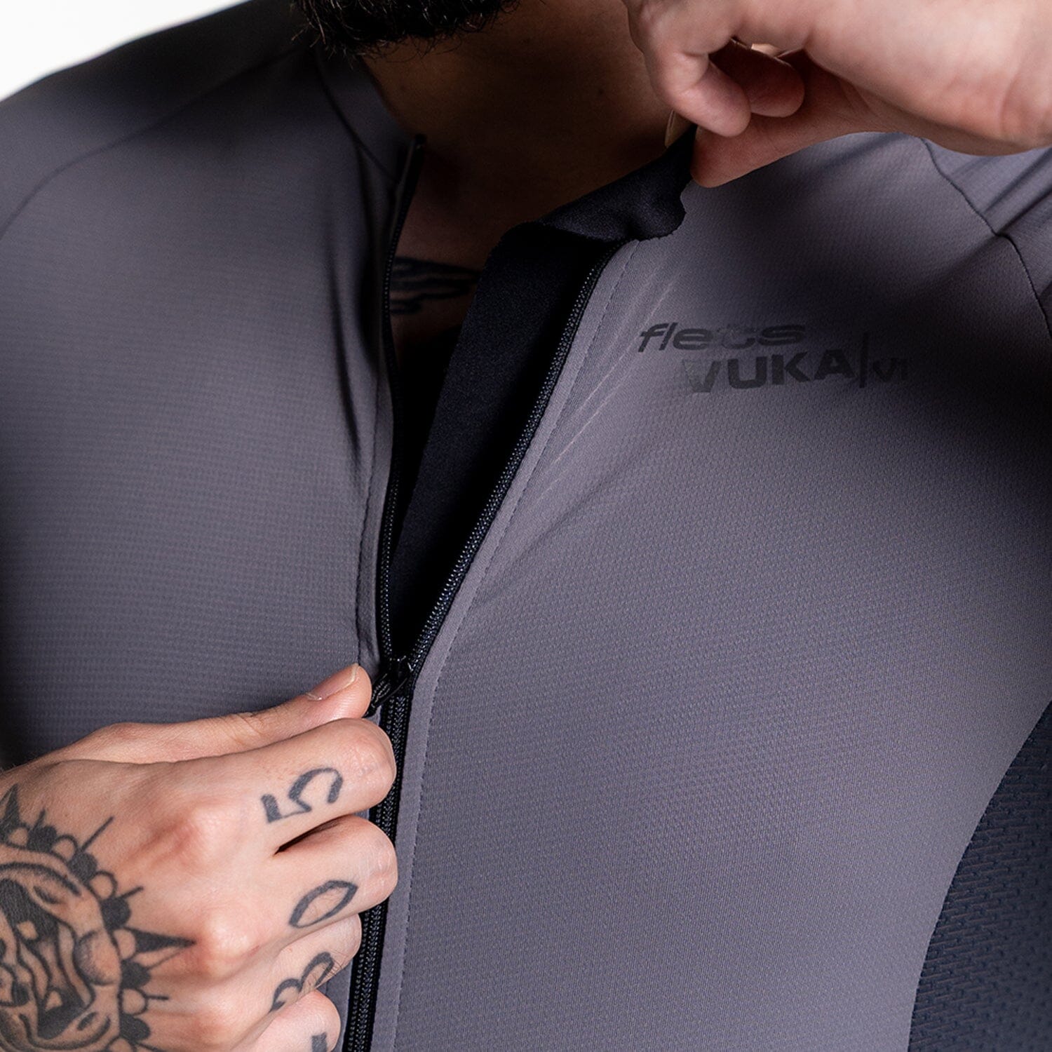 Macaquinho Triathlon com Manga VUKA Masc Estanho Macaquinho Triathlon com manga Masculino Compressão Corpo Inteiro FLETS